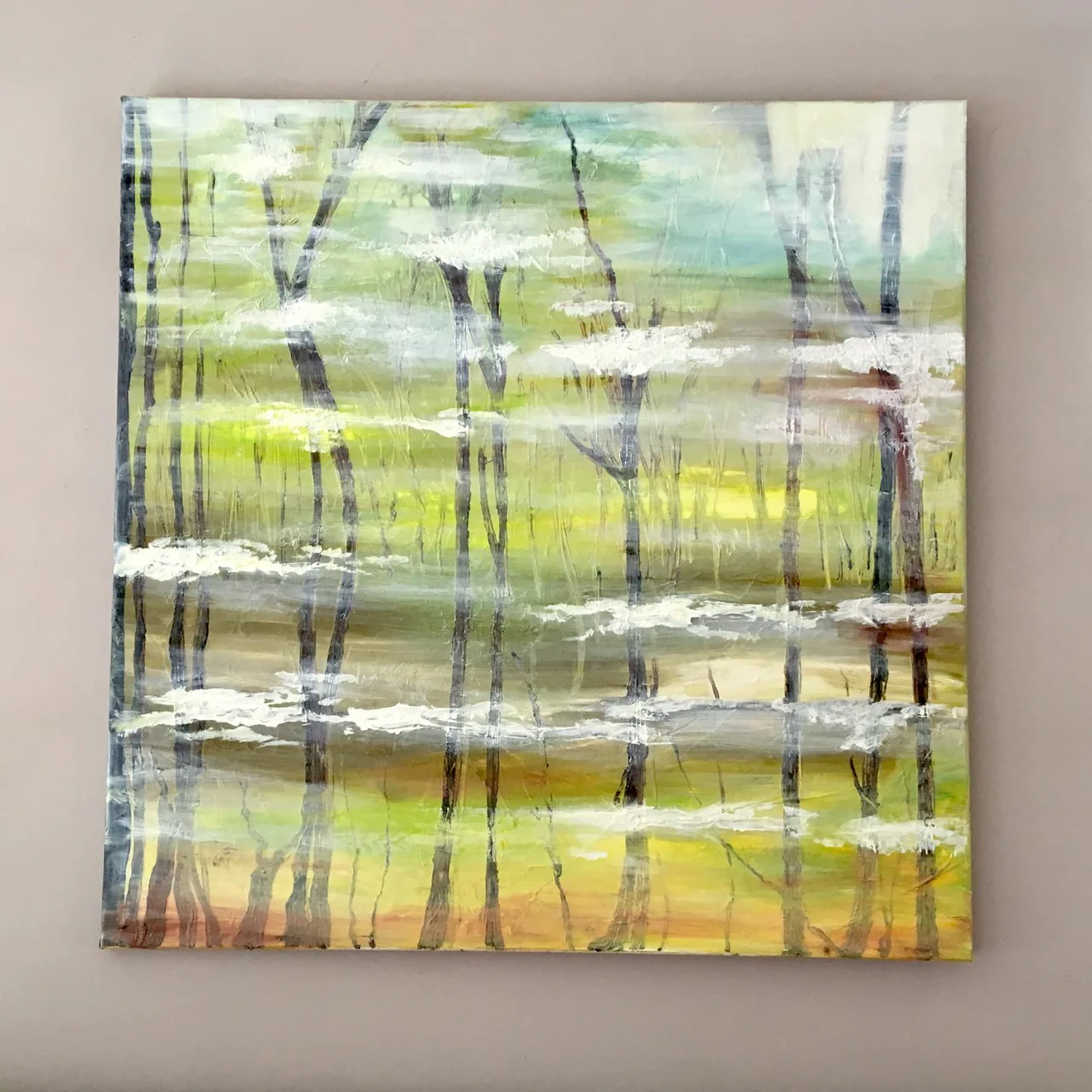 Peinture abstraite aux verticales vertes, jaunes et blanches.