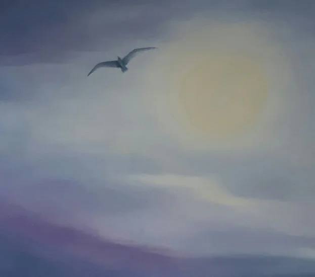 Un oiseau dans un ciel mauve et bleu, près d'un soleil voilé.