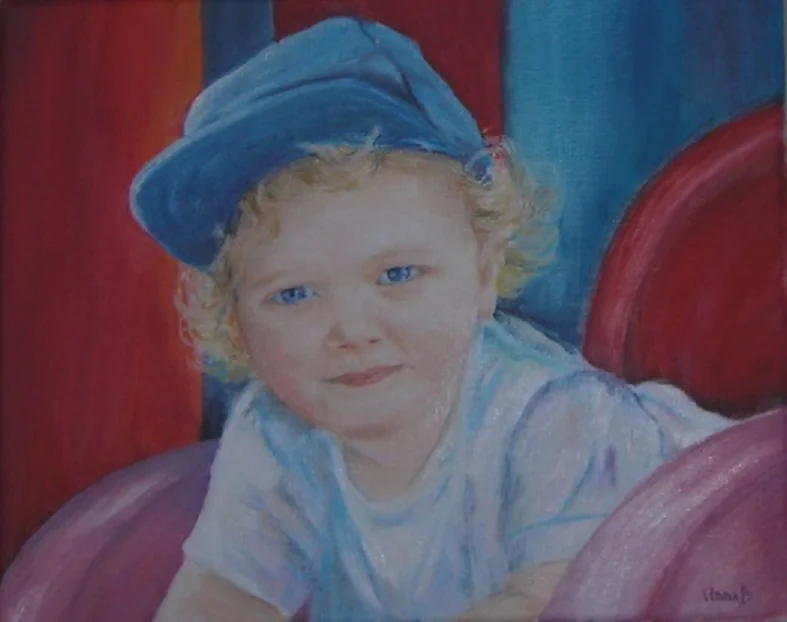 Portrait d'un enfant blond coiffé d'une casquette bleue.