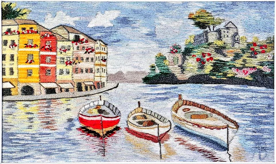 Port aux maisons colorées et barques rouges, brodé à l'aiguille.