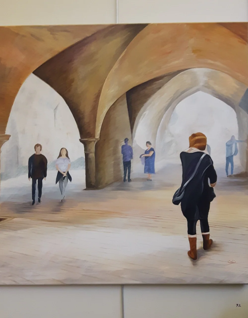 Des promeneurs sous de hautes arcades de pierre.