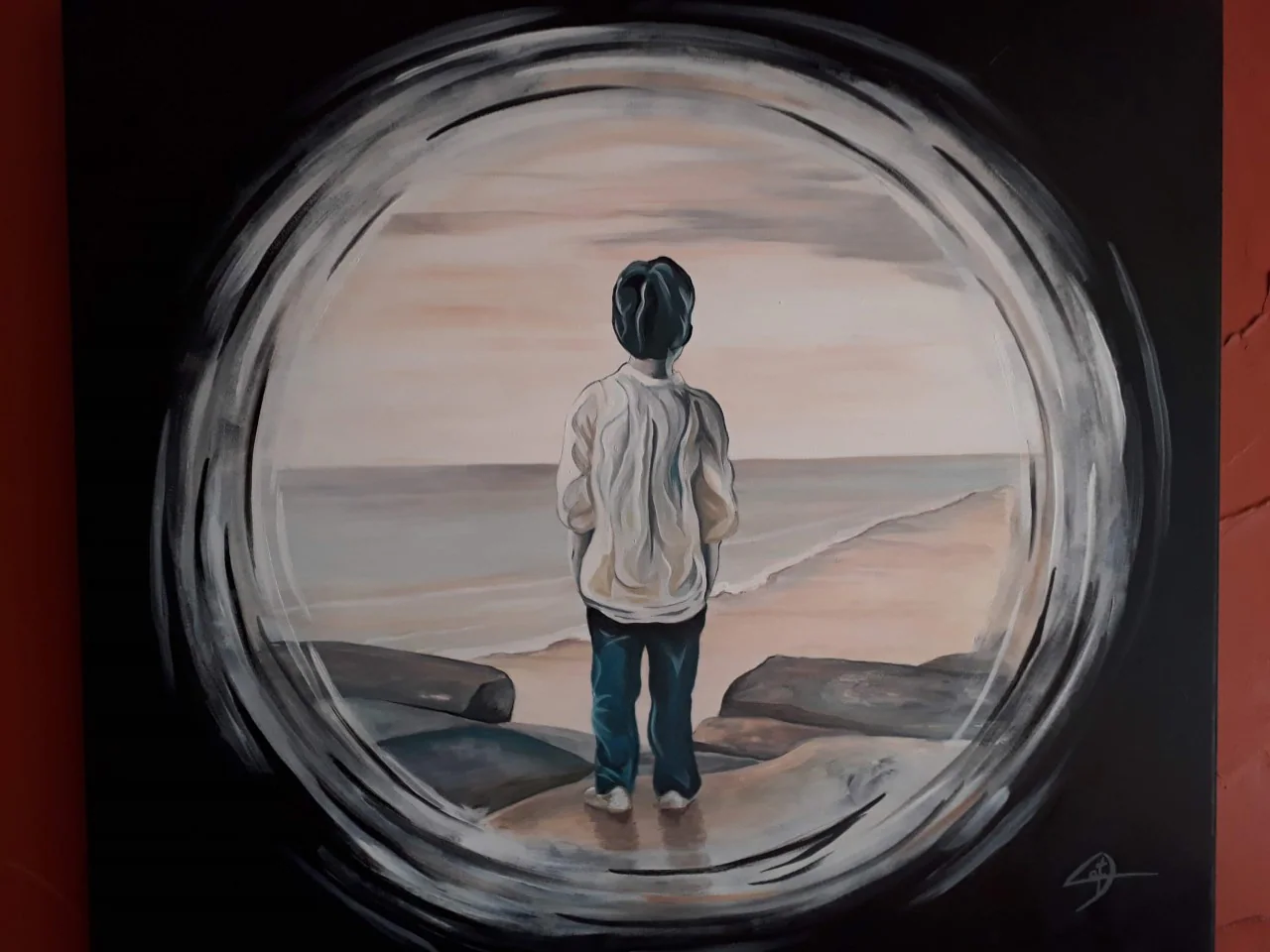 Un enfant regarde la mer à travers un hublot.