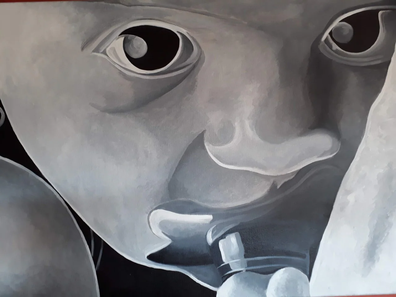 Le visage d'un bébé, en noir et blanc.