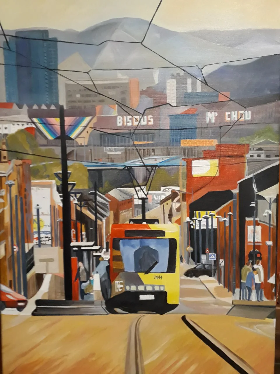 Un tram jaune dans une rue de ville.