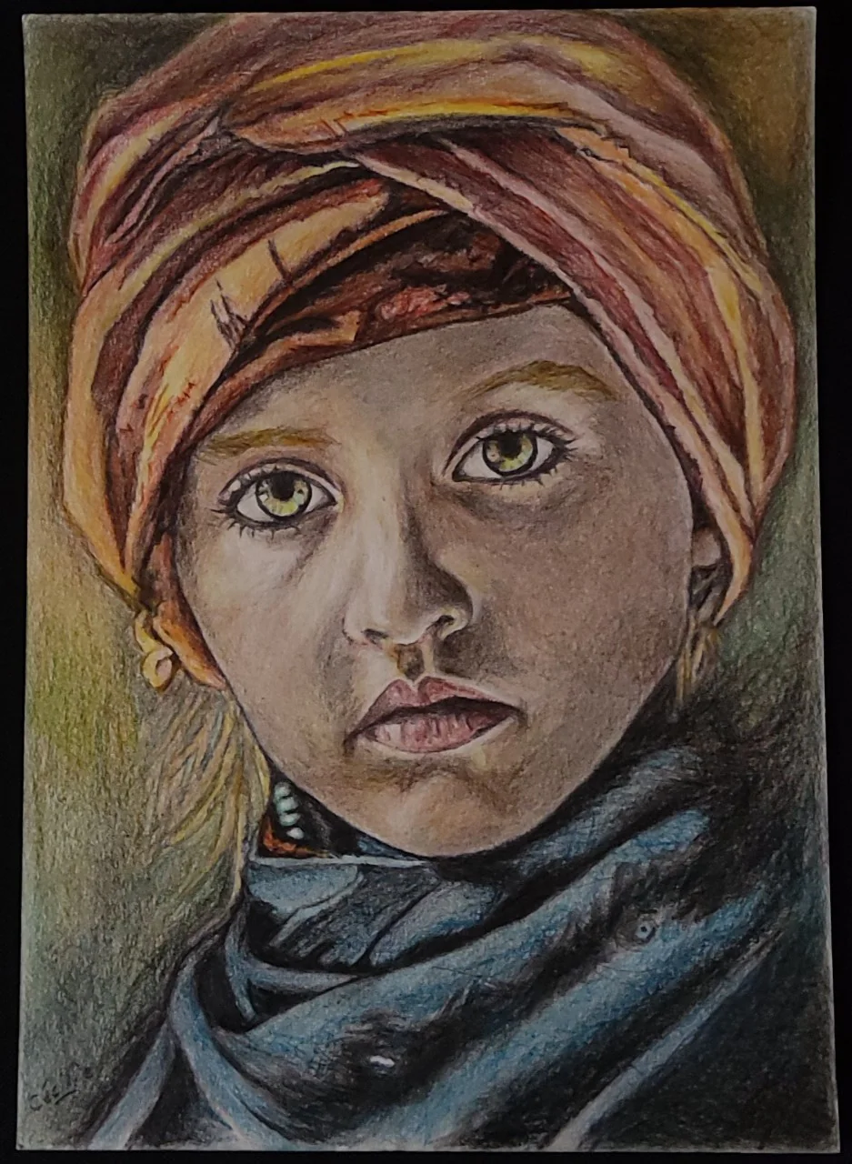 Portrait d'une jeune fille au foulard ocre noué sur la tête.