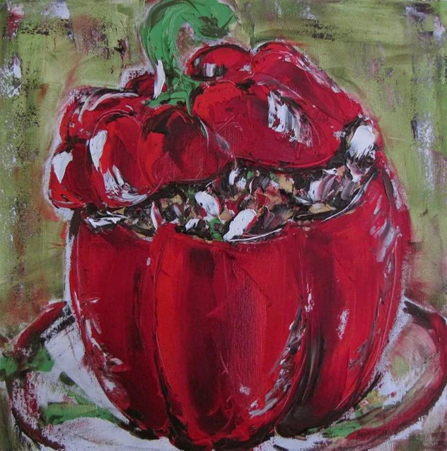 Une courge rouge en gros plan, dans une assiette.