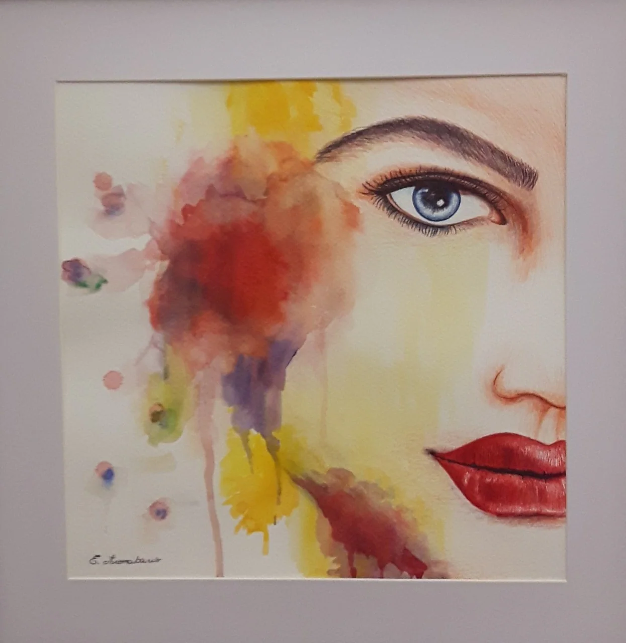 Un visage de femme aux couleurs vives, lèvres rouges.