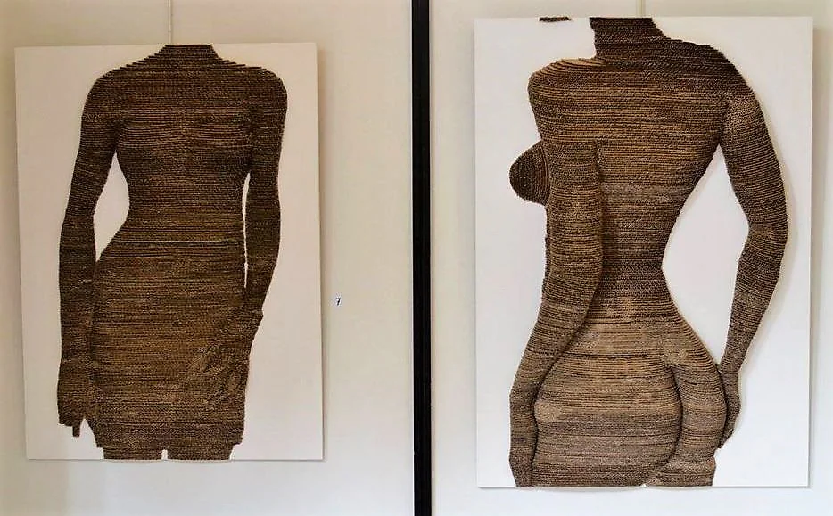 Deux bustes féminins sculptés dans le bois.