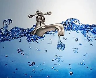 Un robinet d'où jaillit de l'eau, sur fond bleu.