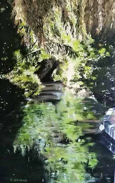 Un sous-bois sombre et ses reflets dans l'eau.