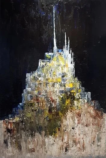 Un mont couronné d'une abbaye, en touches dorées sur fond nocturne.