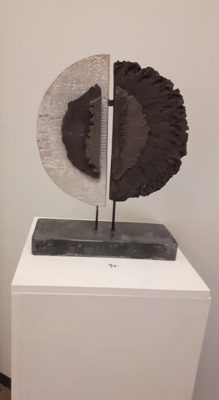 Un disque en céramique dressé sur un socle.