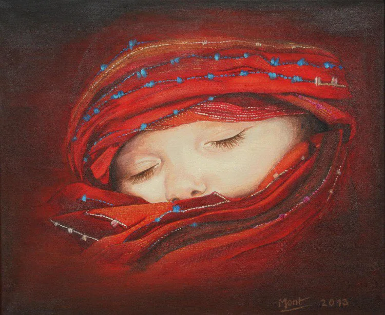 Un visage endormi, enveloppé dans un foulard rouge.