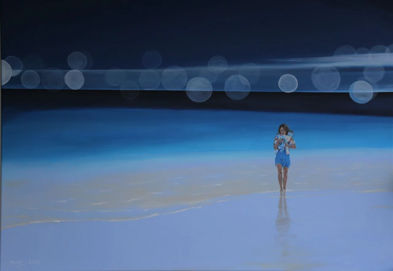 Une silhouette seule sur une grève bleue, la nuit.