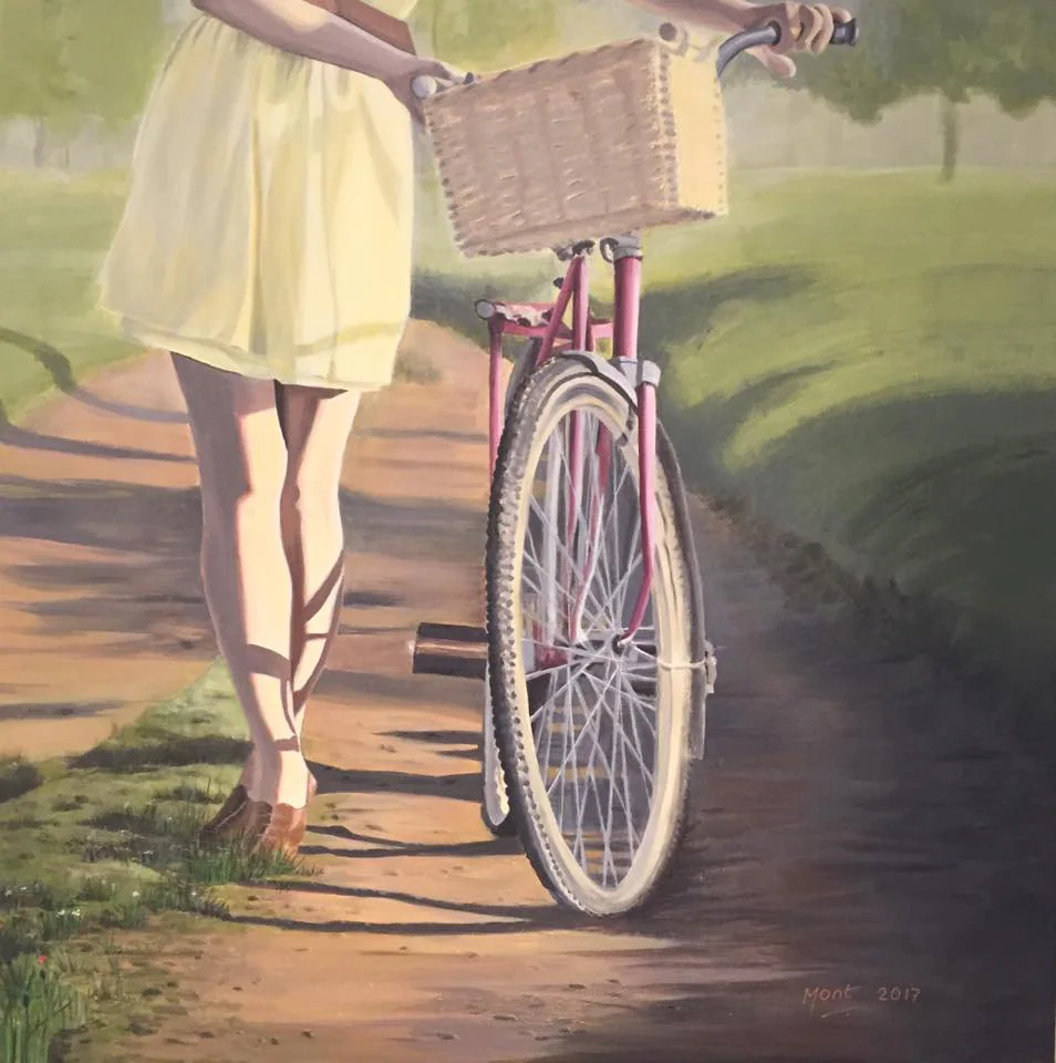 Une jeune femme en robe jaune pousse un vélo sur un chemin.