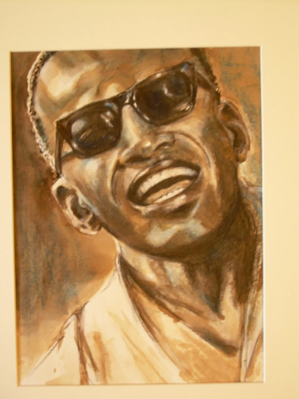 Portrait d'un homme souriant aux lunettes noires, en tons sépia.