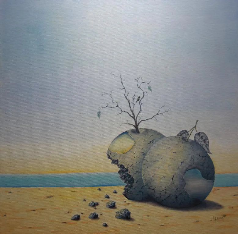 Un rocher surmonté d'un arbre sec, sur une plage.