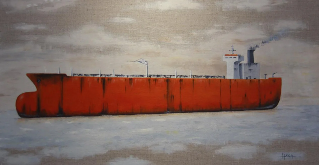 Un cargo rouge sur une mer grise.