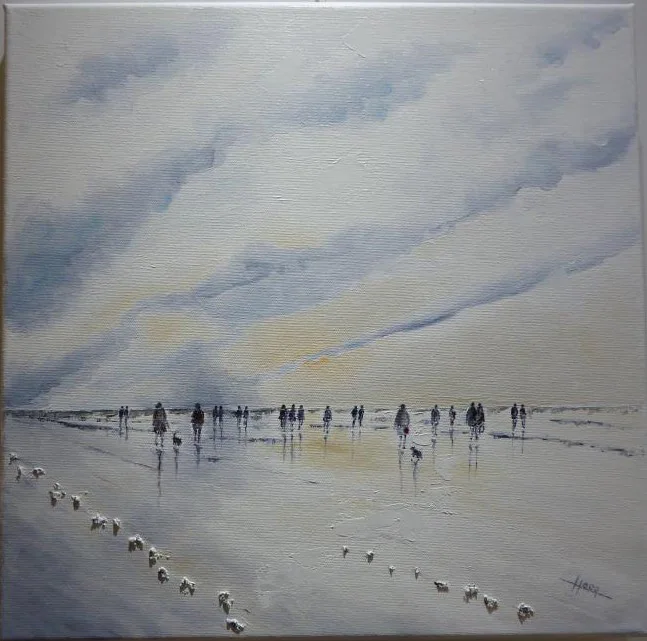 Une plage d'hiver et des promeneurs sous un ciel nuageux.
