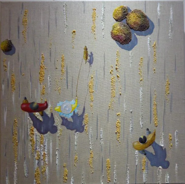 Composition argentée semée de touches jaunes et violettes.