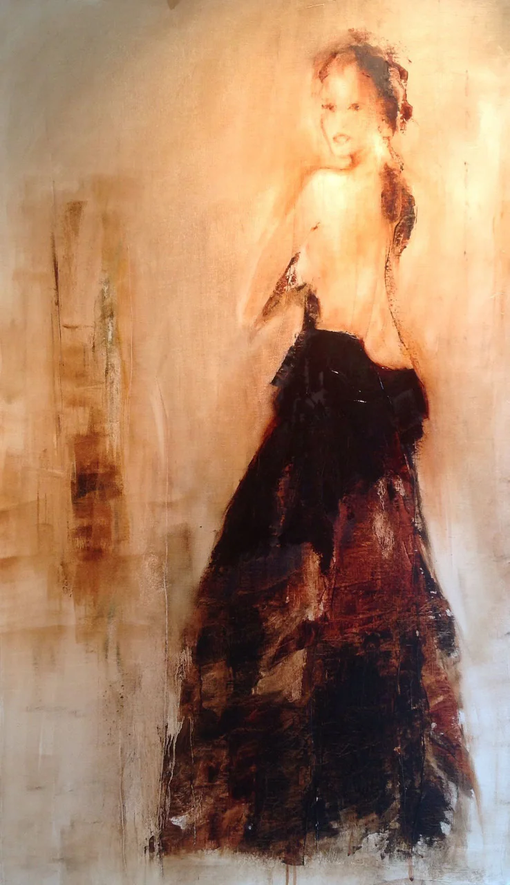 Une femme élancée en longue robe sombre.