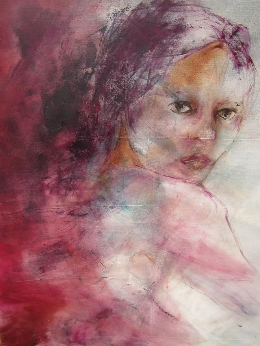 Un visage de femme dans des tons rouges et violets.