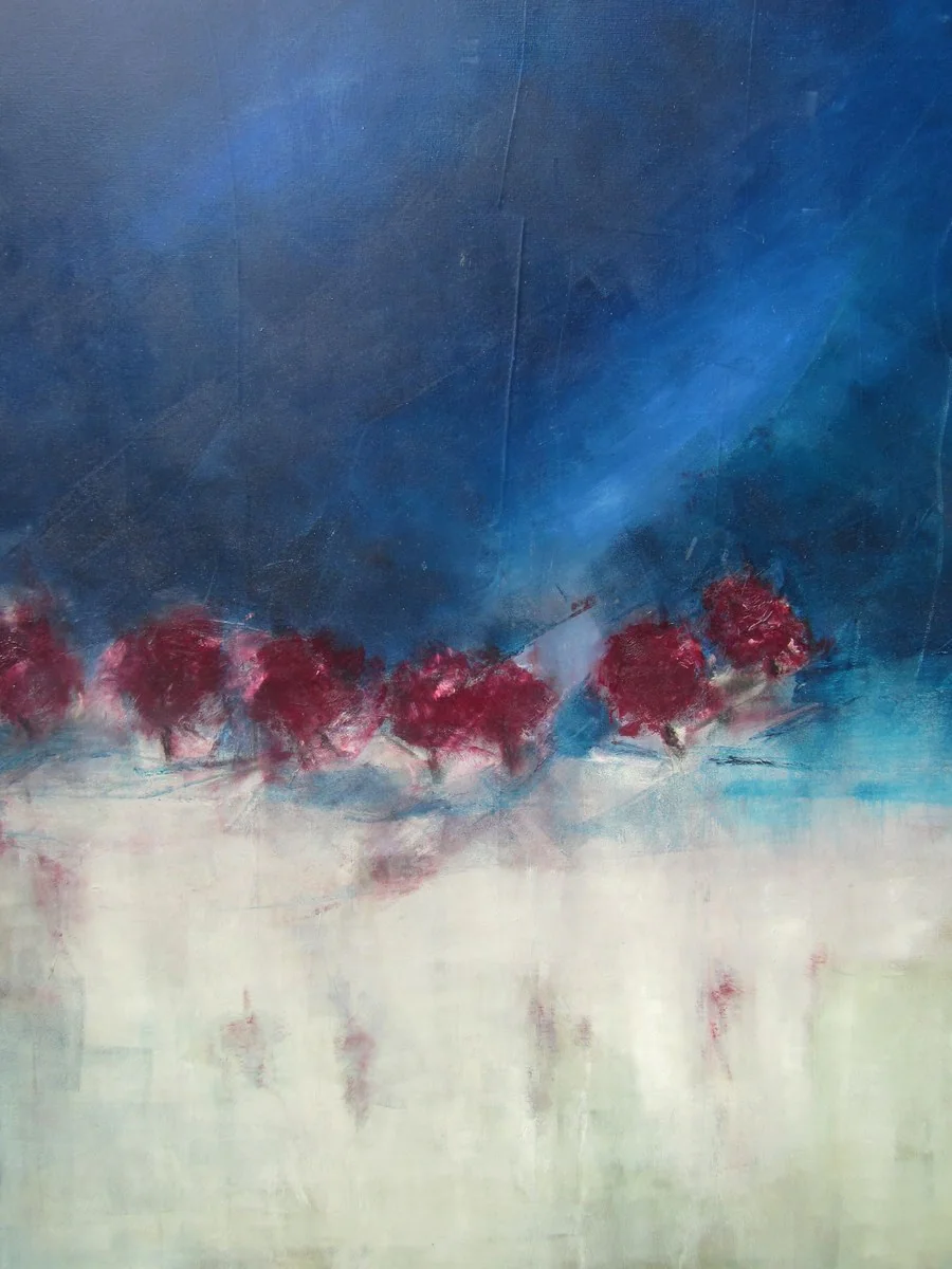 Des fleurs rouges sur un fond blanc et bleu profond.