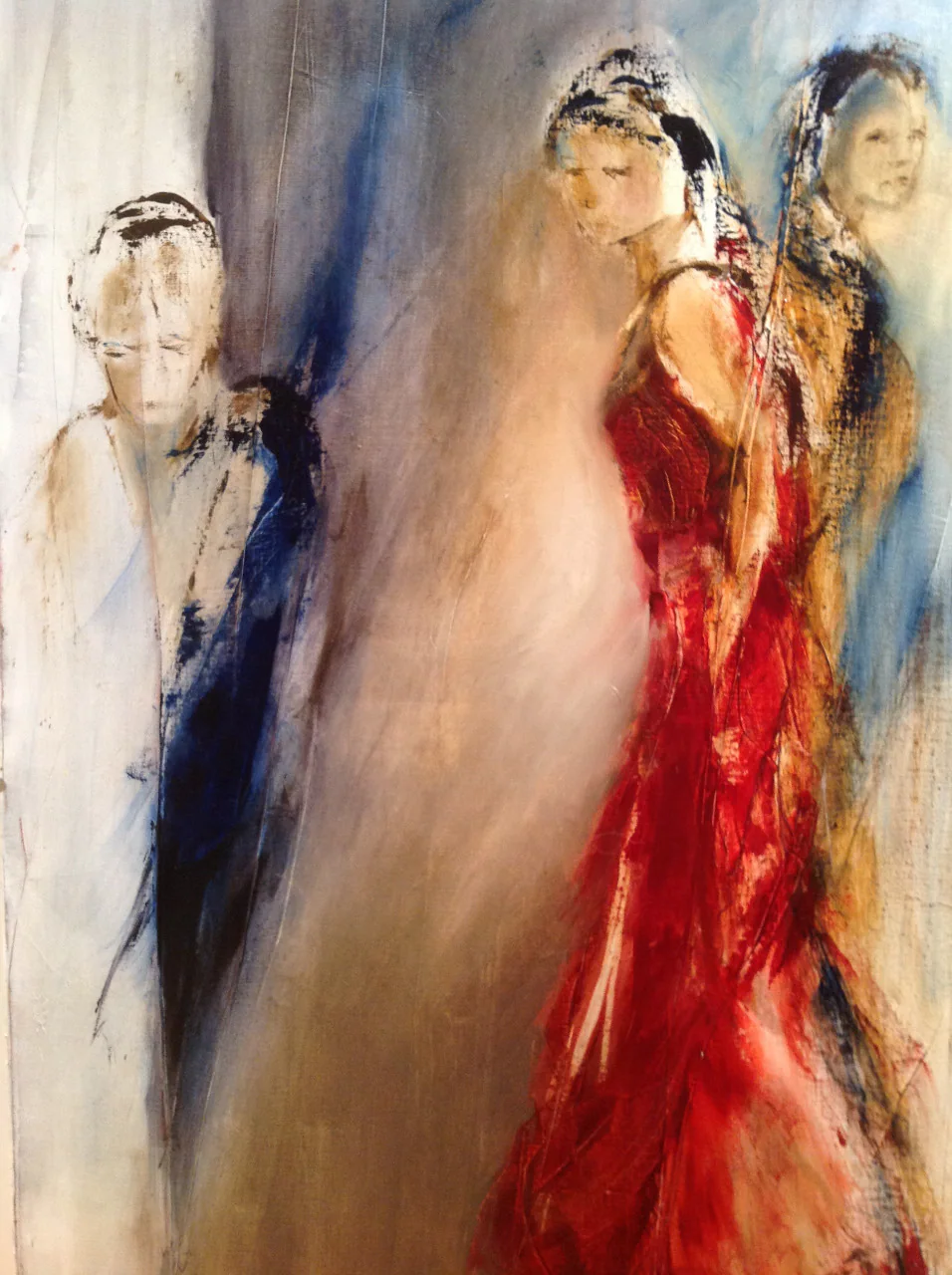 Deux femmes, l'une en robe rouge, saisies en mouvement.