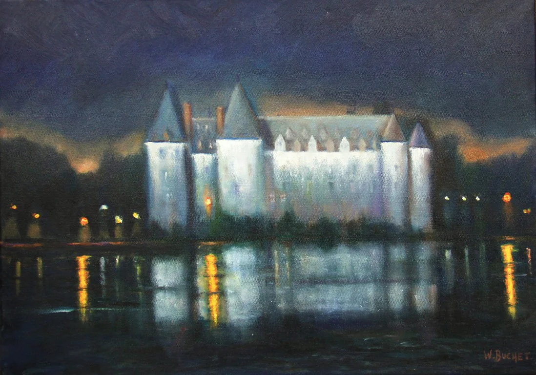Un château illuminé dans la nuit, reflété dans l'eau.