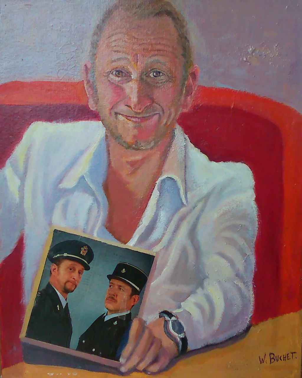 Portrait d'un homme en chemise blanche, une photographie à la main.