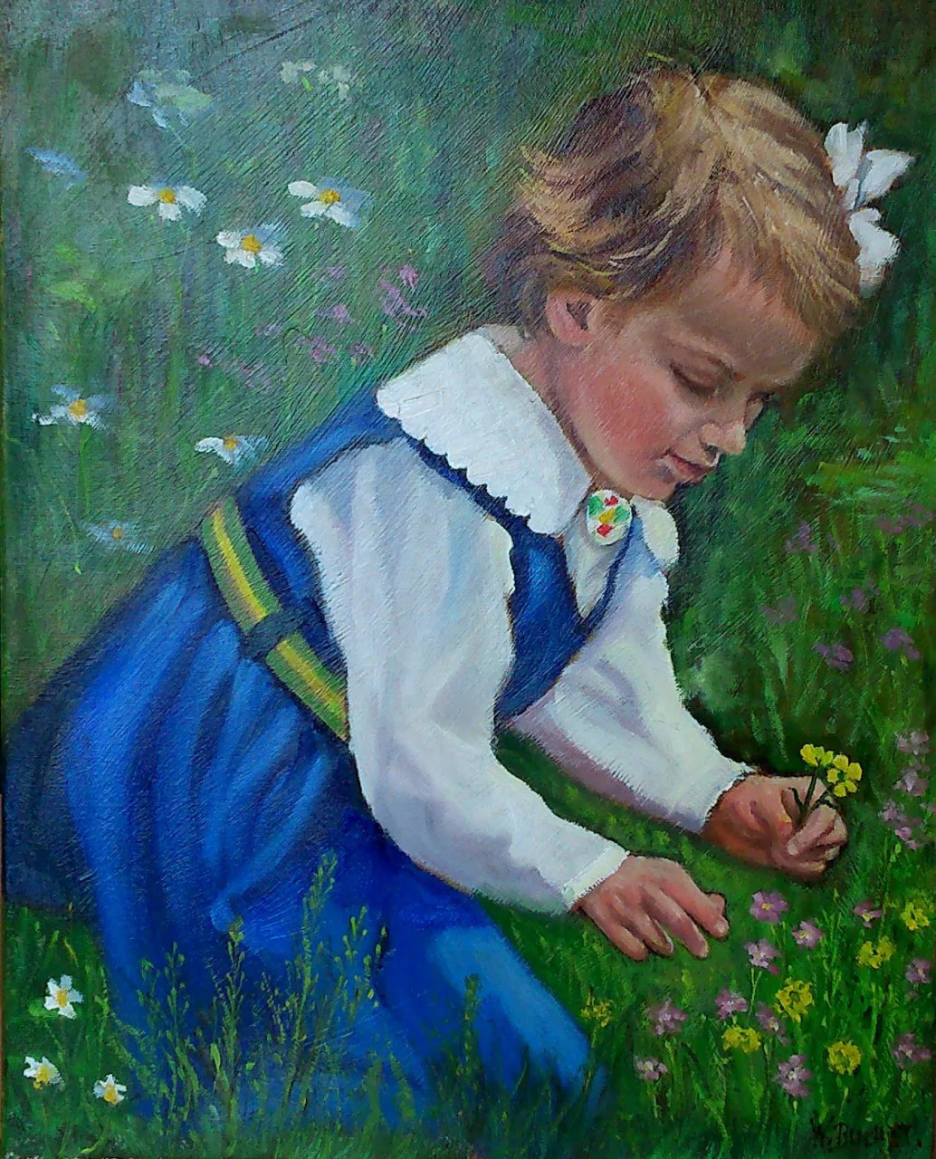 Une fillette en robe bleue cueille des fleurs dans l'herbe.