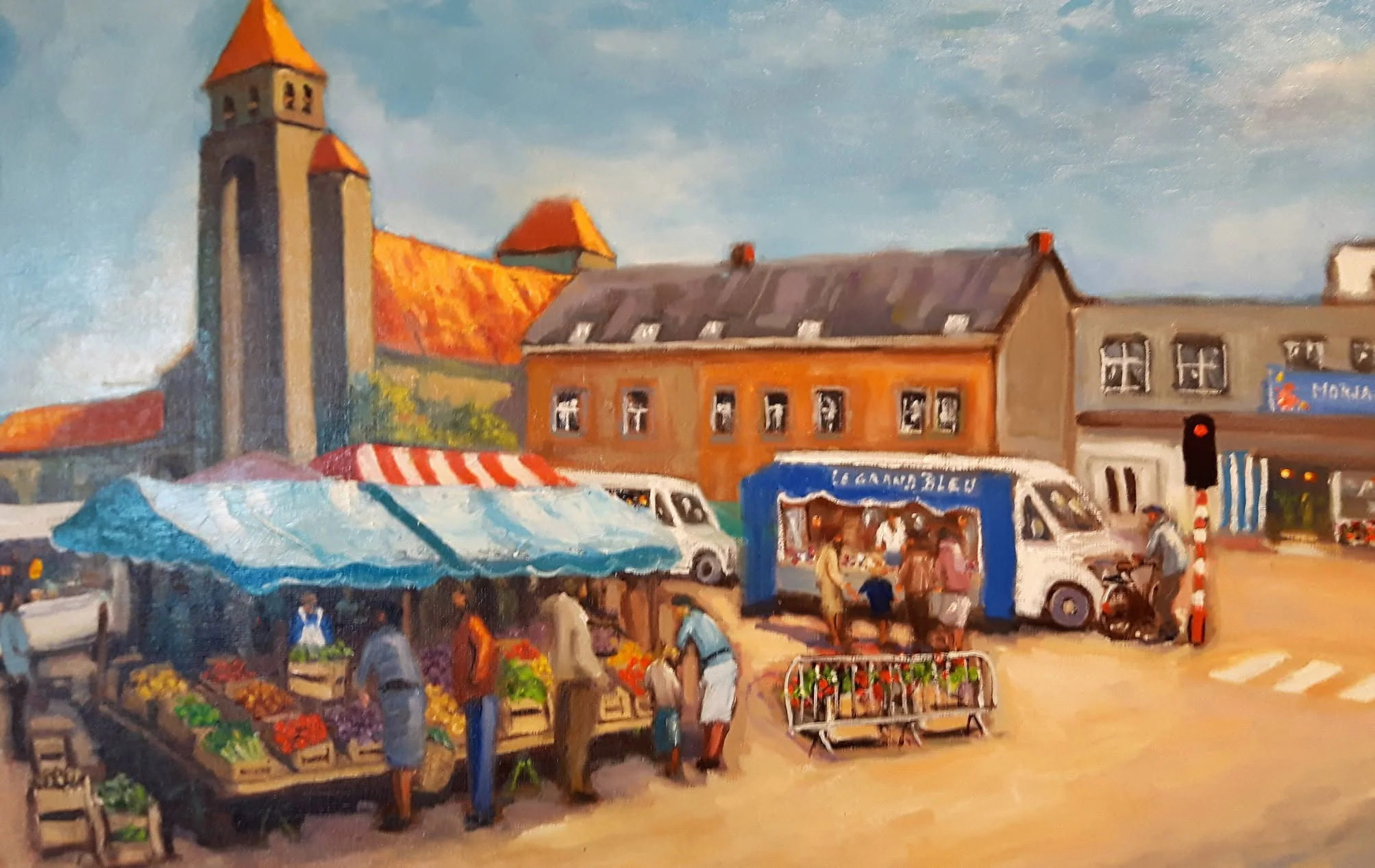 Un marché coloré devant une église et ses maisons de briques.