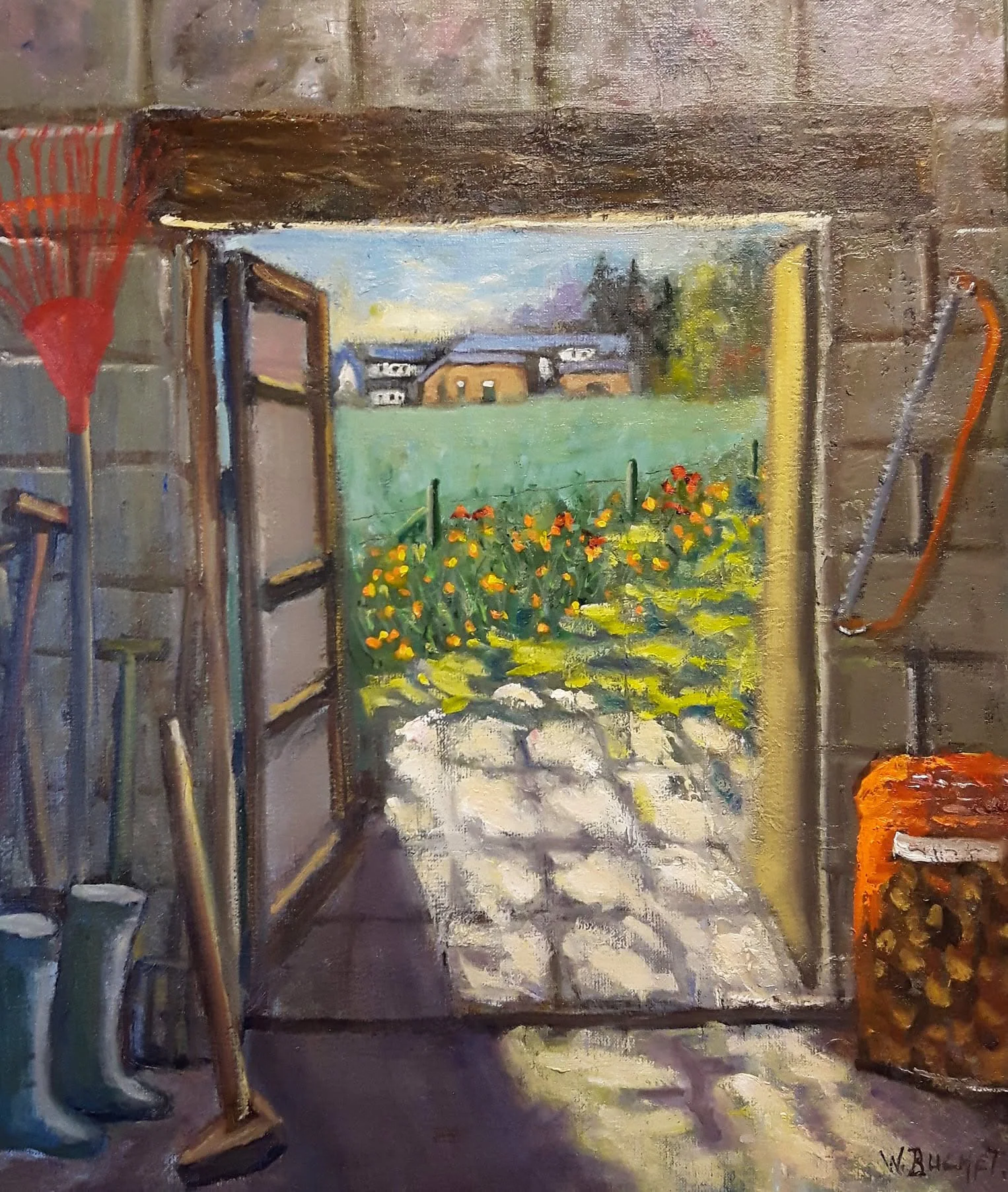 Une porte de grange ouverte sur un jardin ensoleillé et un village.