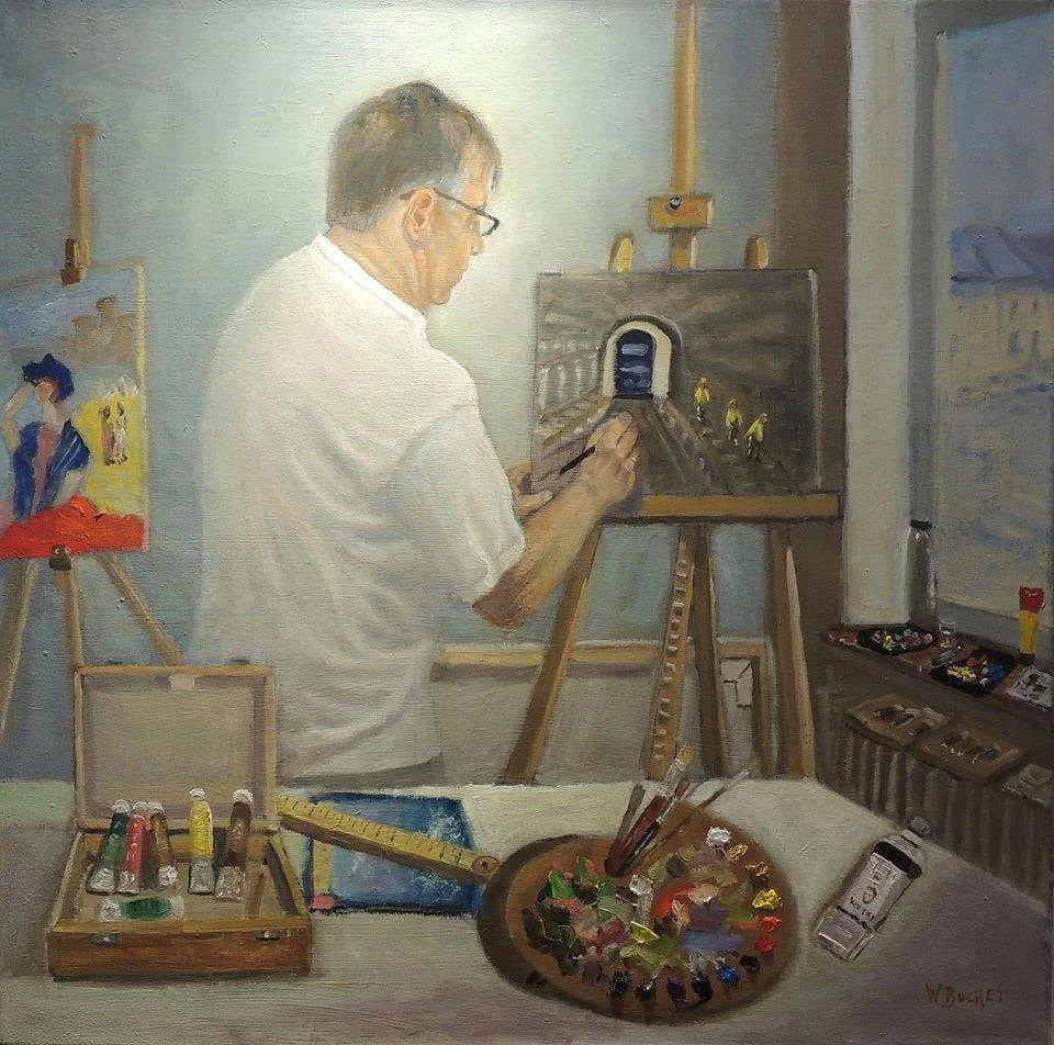 Un peintre vu de dos, à son chevalet, palette sur la table.